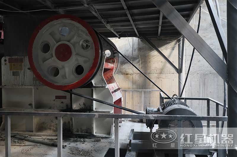 鄂式破碎機現場