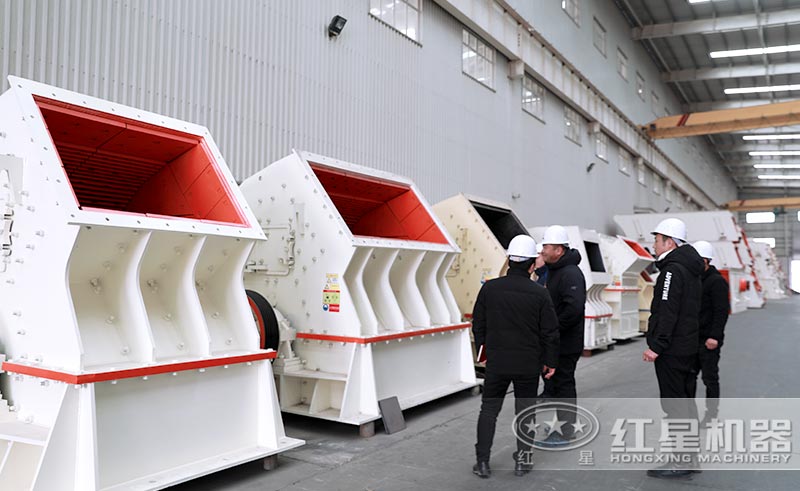 客戶來(lái)廠考察重錘式破碎機(jī)