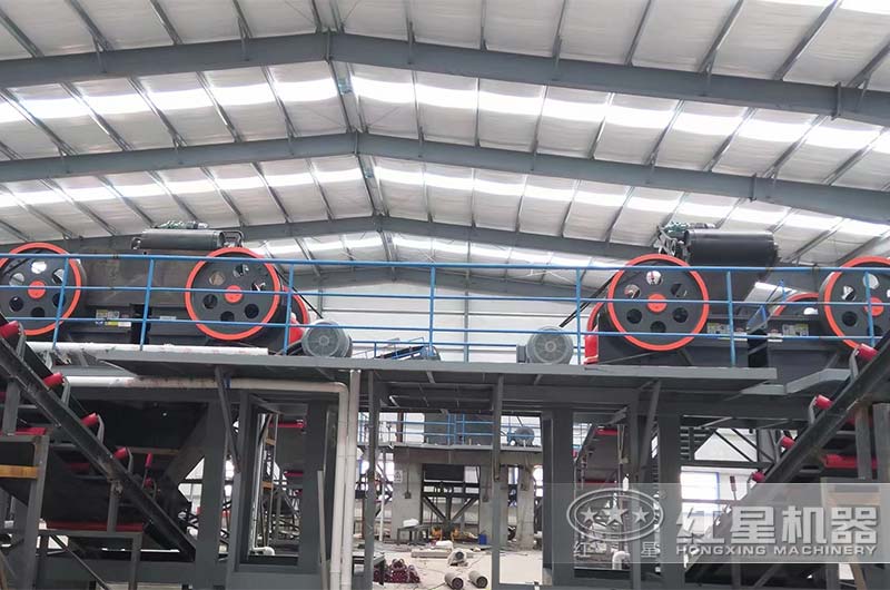 4臺細顎破巖石破碎機現場