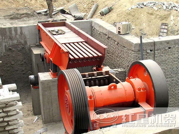 PE-200×300小型鄂破現(xiàn)場(chǎng)作業(yè)圖