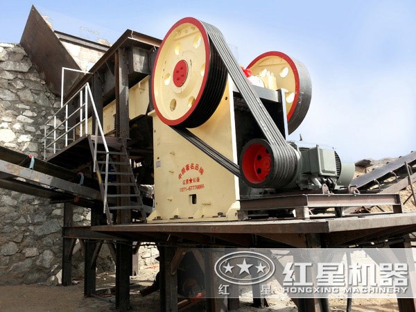 顎式石頭破碎機(jī)現(xiàn)場(chǎng)作業(yè)圖
