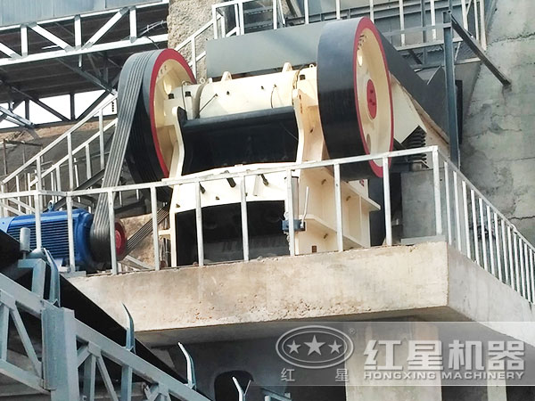 砂石廠PE顎式破碎機現(xiàn)場作業(yè)