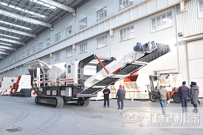 履帶移動破碎機(jī)車間展示