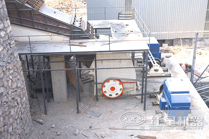 錘式破碎機(jī)作業(yè)現(xiàn)場(chǎng)